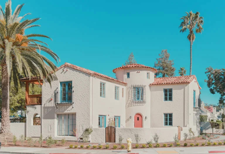 Inspiration: light-coloured home exterior near palm trees