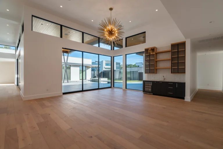 Inspiration: spacious room with wood-look floors